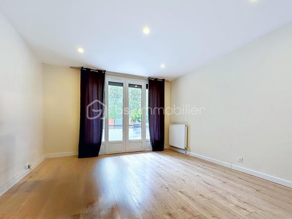Un emplacement recherché, des prestations de qualité et une excellente rentabilité !

Situé dans une copropriété sécurisée, récemment ravalée avec isolation thermique par l'extérieur, découvrez ce bel appartement traversant de 81 m², lumineux, parfaitement entretenu et idéal aussi bien pour une résidence principale que pour un investissement locatif performant.

À seulement quelques minutes à pied du tram E, des lignes de bus C5, de l'École primaire internationale, du lycée Vaucanson, des commerces et de toutes les commodités, ce bien bénéficie d'un emplacement privilégié.

Il se compose de :

* Une spacieuse entrée avec placard de rangement.
* Un séjour lumineux ouvrant sur un **grand balcon exposé plein Sud d'environ 10 m².
* Une cuisine indépendante entièrement équipée avec loggia.
* Trois belles chambres, dont une avec placard intégré.
* Un couloir avec de nombreux rangements.
* Une salle de bains contemporaine.
* Un WC séparé.

Les + qui font la différence :

✅ Appartement traversant, lumineux toute la journée.
✅ Résidence sécurisée avec isolation thermique par l'extérieur et ravalement déjà réalisés (aucun gros travaux de copropriété à prévoir).
✅ Parking privé ferm au sein de la résidence.
✅ Cave privative.
✅ Double vitrage PVC.
✅ Volets roulants électriques côté Sud.
✅ Parquet stratifié.
✅ Chauffage collectif, eau chaude et eau froide compris dans les charges.

Informations pratiques :

Surface : 81 m²
1er étage
Charges de copropriété : 226 €/mois(chauffage, eau chaude et eau froide inclus)*
Taxe foncière : 2 035 €

Un bien idéal pour :

🏠 Une famille recherchant un appartement spacieux, proche des écoles et des transports.

📈 Un investisseur souhaitant bénéficier d'une rentabilité estimée autour de 7 %, grâce à un secteur très recherché et une forte demande locative.

Une opportunité rare alliant emplacement, confort, stationnement privatif et excellent potentiel. 
Contactez-moi dès aujourd'hui pour organiser une visite !