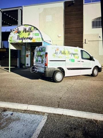 🌱 INVESTISSEZ DANS LE BIO AU CŒUR DE FORCALQUIER 🌱

Une belle opportunité entrepreneuriale vous attend dans l'une des villes les plus emblématiques du bio en France.

📍 FORCALQUIER (04)

Nous proposons à la vente un fonds de commerce d'épicerie bio bénéficiant d'un emplacement stratégique au sein d'une zone commerciale dynamique avec un vaste parking gratuit à disposition de la clientèle.

✨ LES ATOUTS DE L'AFFAIRE

✅ Surface de vente de 90 m² entièrement aménagée
✅ Deux chambres froides professionnelles
✅ Vitrines de présentation et matériel en excellent état
✅ Clientèle fidèle et régulière depuis plusieurs années
✅ Réseau de fournisseurs déjà en place
✅ Enseigne affiliée au réseau Accord Bio ( Aucune Redevance ) et ( Non Franchisée )
✅ Activité exploitée dans une ambiance conviviale et reconnue localement

📈 Chiffre d'affaires : 455 000 €
🏢 Loyer mensuel : 1 200 €
💰 Prix du fonds de commerce : 160 000 € TTC 

Cette affaire clé en main représente une excellente opportunité pour un couple, un professionnel du commerce alimentaire ou toute personne souhaitant développer une activité dans un secteur en pleine croissance.

🤝 Accompagnement possible lors de la reprise afin de faciliter votre installation.

📞 Renseignements et dossier complet sur demande :
Jame De Bengy
07 48 16 77 64
Mandataire Immobilier BSK Immobilier