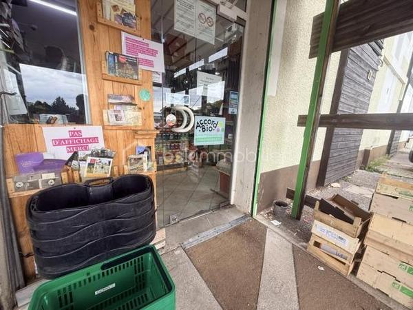 🌱 INVESTISSEZ DANS LE BIO AU CŒUR DE FORCALQUIER 🌱

Une belle opportunité entrepreneuriale vous attend dans l'une des villes les plus emblématiques du bio en France.

📍 FORCALQUIER (04)

Nous proposons à la vente un fonds de commerce d'épicerie bio bénéficiant d'un emplacement stratégique au sein d'une zone commerciale dynamique avec un vaste parking gratuit à disposition de la clientèle.

✨ LES ATOUTS DE L'AFFAIRE

✅ Surface de vente de 90 m² entièrement aménagée
✅ Deux chambres froides professionnelles
✅ Vitrines de présentation et matériel en excellent état
✅ Clientèle fidèle et régulière depuis plusieurs années
✅ Réseau de fournisseurs déjà en place
✅ Enseigne affiliée au réseau Accord Bio ( Aucune Redevance ) et ( Non Franchisée )
✅ Activité exploitée dans une ambiance conviviale et reconnue localement

📈 Chiffre d'affaires : 455 000 €
🏢 Loyer mensuel : 1 200 €
💰 Prix du fonds de commerce : 160 000 € TTC 

Cette affaire clé en main représente une excellente opportunité pour un couple, un professionnel du commerce alimentaire ou toute personne souhaitant développer une activité dans un secteur en pleine croissance.

🤝 Accompagnement possible lors de la reprise afin de faciliter votre installation.

📞 Renseignements et dossier complet sur demande :
Jame De Bengy
07 48 16 77 64
Mandataire Immobilier BSK Immobilier