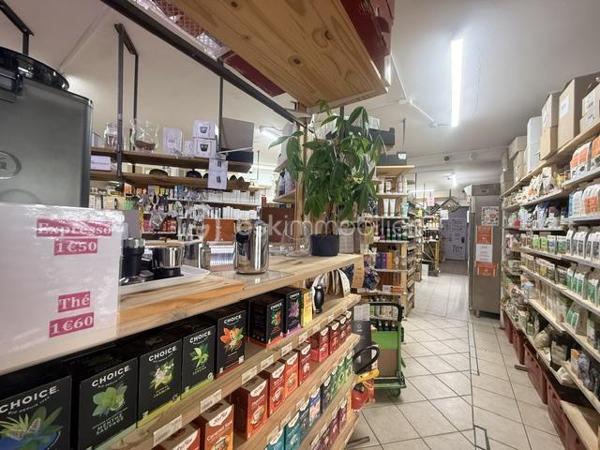 🌱 INVESTISSEZ DANS LE BIO AU CŒUR DE FORCALQUIER 🌱

Une belle opportunité entrepreneuriale vous attend dans l'une des villes les plus emblématiques du bio en France.

📍 FORCALQUIER (04)

Nous proposons à la vente un fonds de commerce d'épicerie bio bénéficiant d'un emplacement stratégique au sein d'une zone commerciale dynamique avec un vaste parking gratuit à disposition de la clientèle.

✨ LES ATOUTS DE L'AFFAIRE

✅ Surface de vente de 90 m² entièrement aménagée
✅ Deux chambres froides professionnelles
✅ Vitrines de présentation et matériel en excellent état
✅ Clientèle fidèle et régulière depuis plusieurs années
✅ Réseau de fournisseurs déjà en place
✅ Enseigne affiliée au réseau Accord Bio ( Aucune Redevance ) et ( Non Franchisée )
✅ Activité exploitée dans une ambiance conviviale et reconnue localement

📈 Chiffre d'affaires : 455 000 €
🏢 Loyer mensuel : 1 200 €
💰 Prix du fonds de commerce : 160 000 € TTC 

Cette affaire clé en main représente une excellente opportunité pour un couple, un professionnel du commerce alimentaire ou toute personne souhaitant développer une activité dans un secteur en pleine croissance.

🤝 Accompagnement possible lors de la reprise afin de faciliter votre installation.

📞 Renseignements et dossier complet sur demande :
Jame De Bengy
07 48 16 77 64
Mandataire Immobilier BSK Immobilier