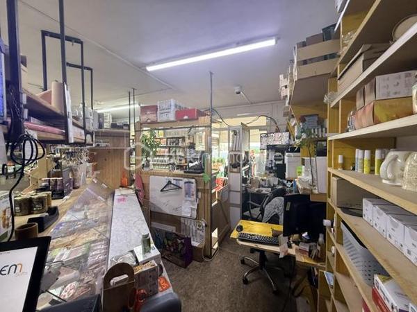 🌱 INVESTISSEZ DANS LE BIO AU CŒUR DE FORCALQUIER 🌱

Une belle opportunité entrepreneuriale vous attend dans l'une des villes les plus emblématiques du bio en France.

📍 FORCALQUIER (04)

Nous proposons à la vente un fonds de commerce d'épicerie bio bénéficiant d'un emplacement stratégique au sein d'une zone commerciale dynamique avec un vaste parking gratuit à disposition de la clientèle.

✨ LES ATOUTS DE L'AFFAIRE

✅ Surface de vente de 90 m² entièrement aménagée
✅ Deux chambres froides professionnelles
✅ Vitrines de présentation et matériel en excellent état
✅ Clientèle fidèle et régulière depuis plusieurs années
✅ Réseau de fournisseurs déjà en place
✅ Enseigne affiliée au réseau Accord Bio ( Aucune Redevance ) et ( Non Franchisée )
✅ Activité exploitée dans une ambiance conviviale et reconnue localement

📈 Chiffre d'affaires : 455 000 €
🏢 Loyer mensuel : 1 200 €
💰 Prix du fonds de commerce : 160 000 € TTC 

Cette affaire clé en main représente une excellente opportunité pour un couple, un professionnel du commerce alimentaire ou toute personne souhaitant développer une activité dans un secteur en pleine croissance.

🤝 Accompagnement possible lors de la reprise afin de faciliter votre installation.

📞 Renseignements et dossier complet sur demande :
Jame De Bengy
07 48 16 77 64
Mandataire Immobilier BSK Immobilier