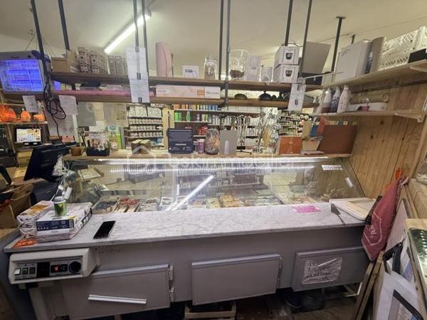 🌱 INVESTISSEZ DANS LE BIO AU CŒUR DE FORCALQUIER 🌱

Une belle opportunité entrepreneuriale vous attend dans l'une des villes les plus emblématiques du bio en France.

📍 FORCALQUIER (04)

Nous proposons à la vente un fonds de commerce d'épicerie bio bénéficiant d'un emplacement stratégique au sein d'une zone commerciale dynamique avec un vaste parking gratuit à disposition de la clientèle.

✨ LES ATOUTS DE L'AFFAIRE

✅ Surface de vente de 90 m² entièrement aménagée
✅ Deux chambres froides professionnelles
✅ Vitrines de présentation et matériel en excellent état
✅ Clientèle fidèle et régulière depuis plusieurs années
✅ Réseau de fournisseurs déjà en place
✅ Enseigne affiliée au réseau Accord Bio ( Aucune Redevance ) et ( Non Franchisée )
✅ Activité exploitée dans une ambiance conviviale et reconnue localement

📈 Chiffre d'affaires : 455 000 €
🏢 Loyer mensuel : 1 200 €
💰 Prix du fonds de commerce : 160 000 € TTC 

Cette affaire clé en main représente une excellente opportunité pour un couple, un professionnel du commerce alimentaire ou toute personne souhaitant développer une activité dans un secteur en pleine croissance.

🤝 Accompagnement possible lors de la reprise afin de faciliter votre installation.

📞 Renseignements et dossier complet sur demande :
Jame De Bengy
07 48 16 77 64
Mandataire Immobilier BSK Immobilier