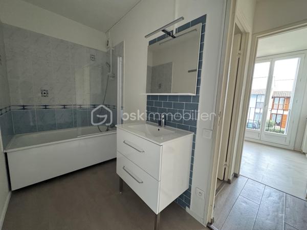 Dans un environnement privilégié, sur le haut de Billère, découvrez ce charmant appartement T3 de 66 m², au calme tout en restant proche de toutes les commodités.

✔️ Appartement très lumineux et en excellent état
✔️ Chaudière neuve
✔️ Fenêtres PVC double vitrage (confort thermique et acoustique)
✔️ Aucun travaux à prévoir

Il se compose de :

Une entrée
Un séjour agréable
Une cuisine indépendante fonctionnelle
2 chambres
Une salle de bains
WC séparés
Un cellier (pratique pour le rangement)
Une place de parking privative

👉 Idéal résidence principale ou investissement locatif

📍 Secteur recherché – Bien rare sur le marché !
📞 À visiter sans tarder !