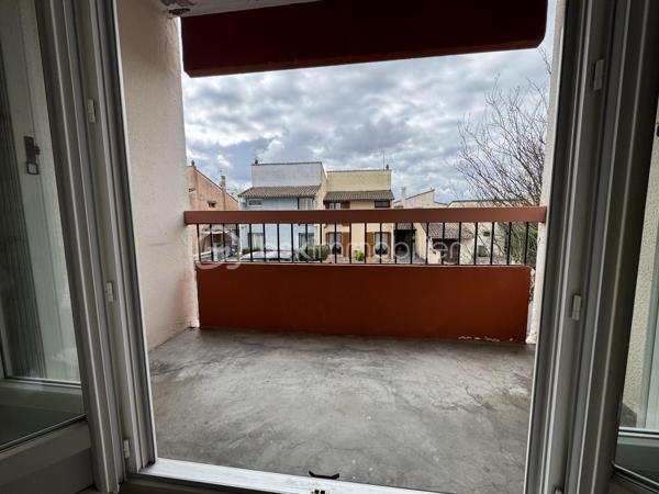 Dans un environnement privilégié, sur le haut de Billère, découvrez ce charmant appartement T3 de 66 m², au calme tout en restant proche de toutes les commodités.

✔️ Appartement très lumineux et en excellent état
✔️ Chaudière neuve
✔️ Fenêtres PVC double vitrage (confort thermique et acoustique)
✔️ Aucun travaux à prévoir

Il se compose de :

Une entrée
Un séjour agréable
Une cuisine indépendante fonctionnelle
2 chambres
Une salle de bains
WC séparés
Un cellier (pratique pour le rangement)
Une place de parking privative

👉 Idéal résidence principale ou investissement locatif

📍 Secteur recherché – Bien rare sur le marché !
📞 À visiter sans tarder !