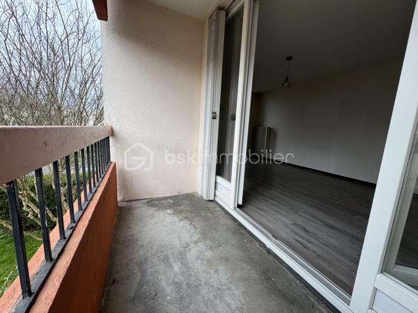 Dans un environnement privilégié, sur le haut de Billère, découvrez ce charmant appartement T3 de 66 m², au calme tout en restant proche de toutes les commodités.

✔️ Appartement très lumineux et en excellent état
✔️ Chaudière neuve
✔️ Fenêtres PVC double vitrage (confort thermique et acoustique)
✔️ Aucun travaux à prévoir

Il se compose de :

Une entrée
Un séjour agréable
Une cuisine indépendante fonctionnelle
2 chambres
Une salle de bains
WC séparés
Un cellier (pratique pour le rangement)
Une place de parking privative

👉 Idéal résidence principale ou investissement locatif

📍 Secteur recherché – Bien rare sur le marché !
📞 À visiter sans tarder !