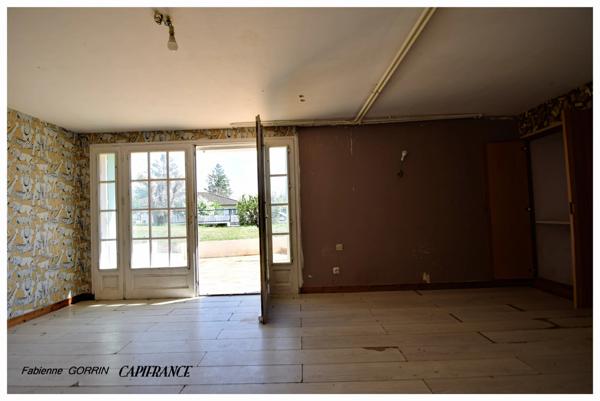 Maison à vendre 8  pièces AIGONDIGNE (79): Maison sur 2 niveaux aménagés, 3 chambres, grand garage (103 m2), dépendances, terrain clos.