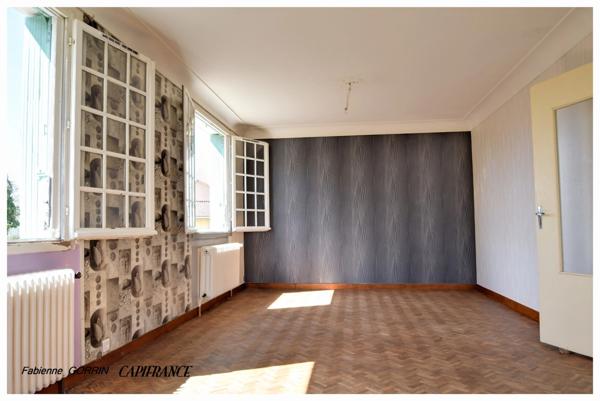 Maison à vendre 8  pièces AIGONDIGNE (79): Maison sur 2 niveaux aménagés, 3 chambres, grand garage (103 m2), dépendances, terrain clos.