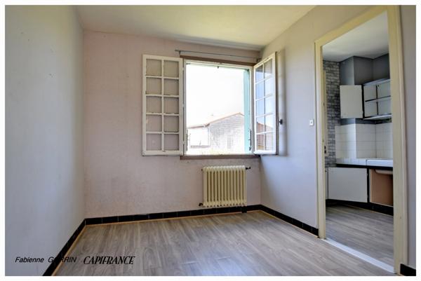 Maison à vendre 8  pièces AIGONDIGNE (79): Maison sur 2 niveaux aménagés, 3 chambres, grand garage (103 m2), dépendances, terrain clos.