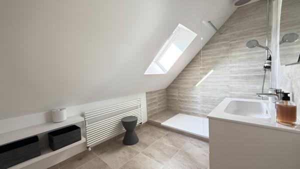 NOAILLES  PROCHE ,  BEAUVAIS A 5 MIN..MAISON 170m²  Habitables, 6 pièces, sous-sol total, piscine chauffée, terrain 1510m² environ