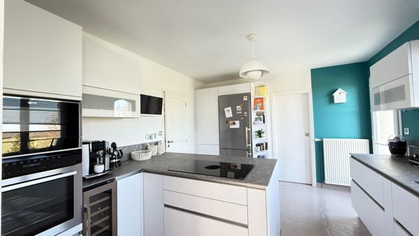 NOAILLES  PROCHE ,  BEAUVAIS A 5 MIN..MAISON 170m²  Habitables, 6 pièces, sous-sol total, piscine chauffée, terrain 1510m² environ