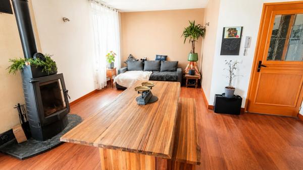Duplex T3 lumineux avec espace bureau – Dernier étage – Faibles charges – Centre-ville