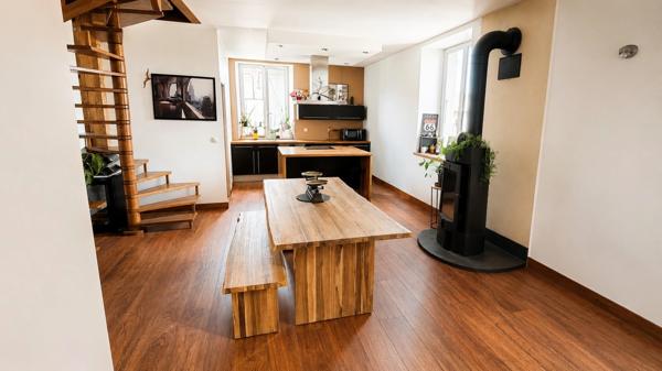 Duplex T3 lumineux avec espace bureau – Dernier étage – Faibles charges – Centre-ville