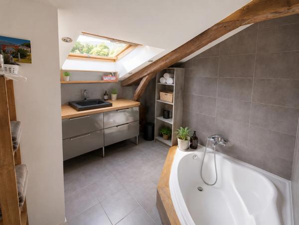 Duplex T3 lumineux avec espace bureau – Dernier étage – Faibles charges – Centre-ville