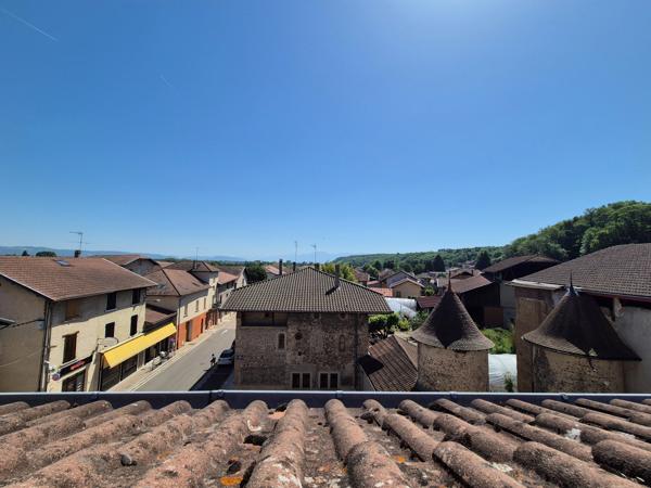 Duplex T3 lumineux avec espace bureau – Dernier étage – Faibles charges – Centre-ville
