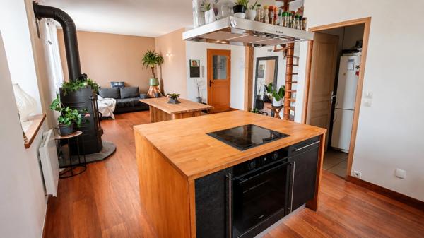 Duplex T3 lumineux avec espace bureau – Dernier étage – Faibles charges – Centre-ville