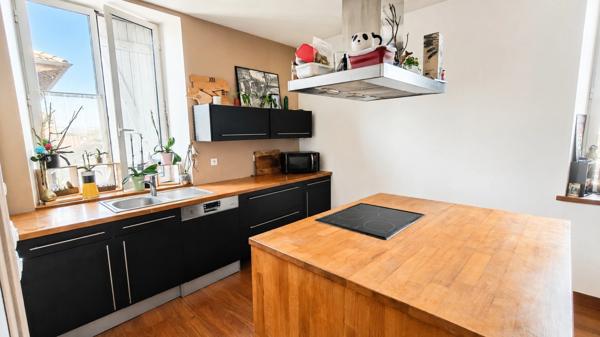 Duplex T3 lumineux avec espace bureau – Dernier étage – Faibles charges – Centre-ville
