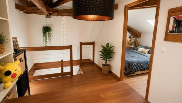 Duplex T3 lumineux avec espace bureau – Dernier étage – Faibles charges – Centre-ville