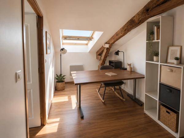 Duplex T3 lumineux avec espace bureau – Dernier étage – Faibles charges – Centre-ville