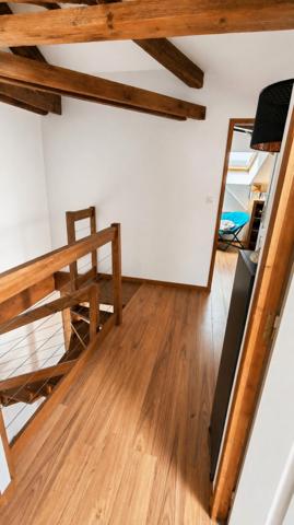 Duplex T3 lumineux avec espace bureau – Dernier étage – Faibles charges – Centre-ville
