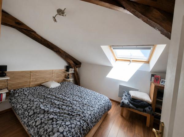 Duplex T3 lumineux avec espace bureau – Dernier étage – Faibles charges – Centre-ville