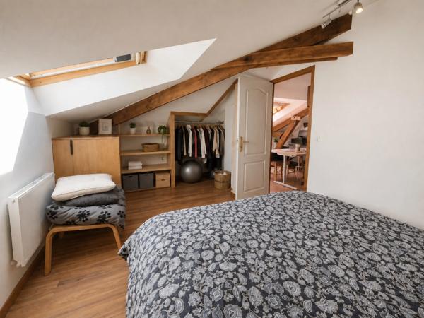Duplex T3 lumineux avec espace bureau – Dernier étage – Faibles charges – Centre-ville