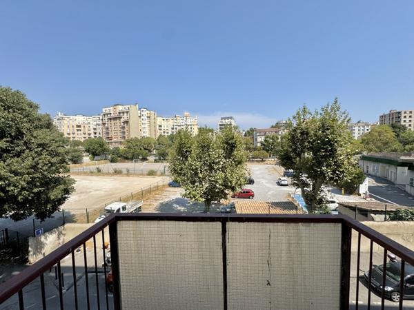 Marseille (13004) Grand T3 spacieux, double exposition, climatisé