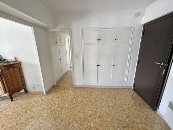 Marseille (13004) Grand T3 spacieux, double exposition, climatisé