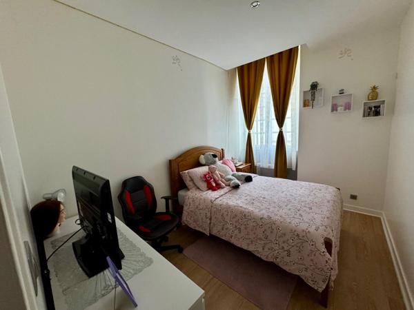 Immeuble de rapport local commercial et 5 appartements