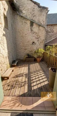 Vente                                                      Maison de village
                        
                     3 pièces                      66 m2                     à Chanac