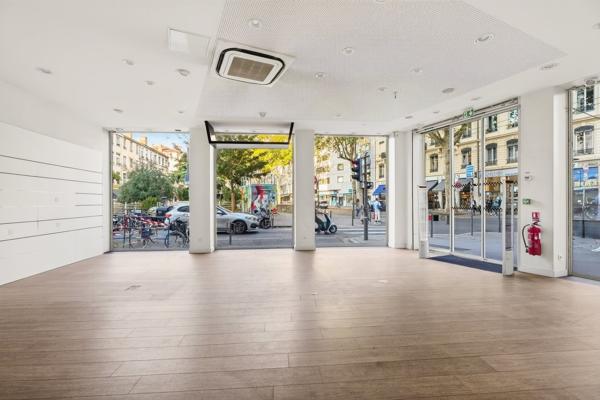 Local · Vente Lyon (69007) 7 pièces · 131m²