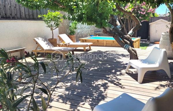 SALLES-D'AUDE – MAISON VIGNERONNE RÉNOVÉE DE 180 M² – 5 CHAMBRES – 2 SUITES PARENTALES – JARDIN SANS VIS-ÀVIS - PISCINE - PARCELLE DE 376 M²

À seulement 15 minutes de Narbonne et 10 minutes des plages, au cœur d'un village disposant de toutes les commodités, découvrez cette
magnifique maison vigneronne de caractère entièrement rénovée avec goût, offrant 180 m² habitables sur une parcelle de 376 m².
Située dans une impasse calme et peu passante, cette maison traversante bénéficie également d'un second accès côté rue et offre un cadre
de vie privilégié alliant confort, volumes et intimité.

Un intérieur spacieux et lumineux

Laissez vous séduire par une superbe pièce de vie de 65 m², baignée de lumière, avec une belle hauteur sous plafond et un accès direct à la
terrasse et au jardin.
La cuisine sur mesure, entièrement équipée, s'intègre parfaitement à cet espace convivial pensé pour recevoir famille et amis.
Le rez-de-chaussée accueille également une première suite parentale avec douche à l'italienne et toilettes privatives.

Espace nuit
À l'étage, vous découvrirez :
• Une seconde suite parentale d'environ 30 m², disposant de nombreux rangements et de sa salle d'eau privative
• Trois grandes chambres de 14 m², 14 m² et 15 m²
• Une troisième salle d'eau
• Un WC indépendant

Des extérieurs propices à la détente
À l'avant de la maison, un espace privatif permet le stationnement de plusieurs véhicules.
À l'arrière, vous profiterez d'un agréable jardin sans vis-à-vis, véritable cocon de tranquillité, comprenant :
• Une terrasse
• Une pergola
• Un salon d'été
• Un barbecue
• Une piscine hors sol de 3,30 m x 2,30 m équipée de sa pompe
L'endroit idéal pour partager de beaux moments en famille ou entre amis.

Les prestations
 Rénovation de qualité
 Menuiseries en double vitrage
 Isolation refaite récemment
 Maison traversante
 5 chambres
 2 suites parentales
 3 salles d'eau
 Grande pièce de vie de 65 m²
 Cuisine équipée sur mesure
 Jardin intime sans vis-à-vis
 Piscine hors sol
 Stationnement privatif
 Secteur calme

 Taxe foncière : 1 352 €

Une maison familiale aux volumes généreux, alliant le charme de l'ancien et le confort moderne, dans un environnement recherché à
proximité de Narbonne et du littoral.

Une visite s'impose ! Contactez-moi dès aujourd'hui pour découvrir ce bien qui pourrait bien être votre prochain coup de cœur