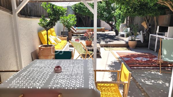 SALLES-D'AUDE – MAISON VIGNERONNE RÉNOVÉE DE 180 M² – 5 CHAMBRES – 2 SUITES PARENTALES – JARDIN SANS VIS-ÀVIS - PISCINE - PARCELLE DE 376 M²

À seulement 15 minutes de Narbonne et 10 minutes des plages, au cœur d'un village disposant de toutes les commodités, découvrez cette
magnifique maison vigneronne de caractère entièrement rénovée avec goût, offrant 180 m² habitables sur une parcelle de 376 m².
Située dans une impasse calme et peu passante, cette maison traversante bénéficie également d'un second accès côté rue et offre un cadre
de vie privilégié alliant confort, volumes et intimité.

Un intérieur spacieux et lumineux

Laissez vous séduire par une superbe pièce de vie de 65 m², baignée de lumière, avec une belle hauteur sous plafond et un accès direct à la
terrasse et au jardin.
La cuisine sur mesure, entièrement équipée, s'intègre parfaitement à cet espace convivial pensé pour recevoir famille et amis.
Le rez-de-chaussée accueille également une première suite parentale avec douche à l'italienne et toilettes privatives.

Espace nuit
À l'étage, vous découvrirez :
• Une seconde suite parentale d'environ 30 m², disposant de nombreux rangements et de sa salle d'eau privative
• Trois grandes chambres de 14 m², 14 m² et 15 m²
• Une troisième salle d'eau
• Un WC indépendant

Des extérieurs propices à la détente
À l'avant de la maison, un espace privatif permet le stationnement de plusieurs véhicules.
À l'arrière, vous profiterez d'un agréable jardin sans vis-à-vis, véritable cocon de tranquillité, comprenant :
• Une terrasse
• Une pergola
• Un salon d'été
• Un barbecue
• Une piscine hors sol de 3,30 m x 2,30 m équipée de sa pompe
L'endroit idéal pour partager de beaux moments en famille ou entre amis.

Les prestations
 Rénovation de qualité
 Menuiseries en double vitrage
 Isolation refaite récemment
 Maison traversante
 5 chambres
 2 suites parentales
 3 salles d'eau
 Grande pièce de vie de 65 m²
 Cuisine équipée sur mesure
 Jardin intime sans vis-à-vis
 Piscine hors sol
 Stationnement privatif
 Secteur calme

 Taxe foncière : 1 352 €

Une maison familiale aux volumes généreux, alliant le charme de l'ancien et le confort moderne, dans un environnement recherché à
proximité de Narbonne et du littoral.

Une visite s'impose ! Contactez-moi dès aujourd'hui pour découvrir ce bien qui pourrait bien être votre prochain coup de cœur
