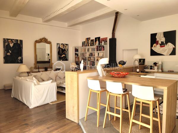 SALLES-D'AUDE – MAISON VIGNERONNE RÉNOVÉE DE 180 M² – 5 CHAMBRES – 2 SUITES PARENTALES – JARDIN SANS VIS-ÀVIS - PISCINE - PARCELLE DE 376 M²

À seulement 15 minutes de Narbonne et 10 minutes des plages, au cœur d'un village disposant de toutes les commodités, découvrez cette
magnifique maison vigneronne de caractère entièrement rénovée avec goût, offrant 180 m² habitables sur une parcelle de 376 m².
Située dans une impasse calme et peu passante, cette maison traversante bénéficie également d'un second accès côté rue et offre un cadre
de vie privilégié alliant confort, volumes et intimité.

Un intérieur spacieux et lumineux

Laissez vous séduire par une superbe pièce de vie de 65 m², baignée de lumière, avec une belle hauteur sous plafond et un accès direct à la
terrasse et au jardin.
La cuisine sur mesure, entièrement équipée, s'intègre parfaitement à cet espace convivial pensé pour recevoir famille et amis.
Le rez-de-chaussée accueille également une première suite parentale avec douche à l'italienne et toilettes privatives.

Espace nuit
À l'étage, vous découvrirez :
• Une seconde suite parentale d'environ 30 m², disposant de nombreux rangements et de sa salle d'eau privative
• Trois grandes chambres de 14 m², 14 m² et 15 m²
• Une troisième salle d'eau
• Un WC indépendant

Des extérieurs propices à la détente
À l'avant de la maison, un espace privatif permet le stationnement de plusieurs véhicules.
À l'arrière, vous profiterez d'un agréable jardin sans vis-à-vis, véritable cocon de tranquillité, comprenant :
• Une terrasse
• Une pergola
• Un salon d'été
• Un barbecue
• Une piscine hors sol de 3,30 m x 2,30 m équipée de sa pompe
L'endroit idéal pour partager de beaux moments en famille ou entre amis.

Les prestations
 Rénovation de qualité
 Menuiseries en double vitrage
 Isolation refaite récemment
 Maison traversante
 5 chambres
 2 suites parentales
 3 salles d'eau
 Grande pièce de vie de 65 m²
 Cuisine équipée sur mesure
 Jardin intime sans vis-à-vis
 Piscine hors sol
 Stationnement privatif
 Secteur calme

 Taxe foncière : 1 352 €

Une maison familiale aux volumes généreux, alliant le charme de l'ancien et le confort moderne, dans un environnement recherché à
proximité de Narbonne et du littoral.

Une visite s'impose ! Contactez-moi dès aujourd'hui pour découvrir ce bien qui pourrait bien être votre prochain coup de cœur