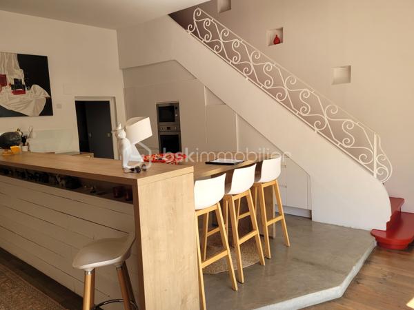 SALLES-D'AUDE – MAISON VIGNERONNE RÉNOVÉE DE 180 M² – 5 CHAMBRES – 2 SUITES PARENTALES – JARDIN SANS VIS-ÀVIS - PISCINE - PARCELLE DE 376 M²

À seulement 15 minutes de Narbonne et 10 minutes des plages, au cœur d'un village disposant de toutes les commodités, découvrez cette
magnifique maison vigneronne de caractère entièrement rénovée avec goût, offrant 180 m² habitables sur une parcelle de 376 m².
Située dans une impasse calme et peu passante, cette maison traversante bénéficie également d'un second accès côté rue et offre un cadre
de vie privilégié alliant confort, volumes et intimité.

Un intérieur spacieux et lumineux

Laissez vous séduire par une superbe pièce de vie de 65 m², baignée de lumière, avec une belle hauteur sous plafond et un accès direct à la
terrasse et au jardin.
La cuisine sur mesure, entièrement équipée, s'intègre parfaitement à cet espace convivial pensé pour recevoir famille et amis.
Le rez-de-chaussée accueille également une première suite parentale avec douche à l'italienne et toilettes privatives.

Espace nuit
À l'étage, vous découvrirez :
• Une seconde suite parentale d'environ 30 m², disposant de nombreux rangements et de sa salle d'eau privative
• Trois grandes chambres de 14 m², 14 m² et 15 m²
• Une troisième salle d'eau
• Un WC indépendant

Des extérieurs propices à la détente
À l'avant de la maison, un espace privatif permet le stationnement de plusieurs véhicules.
À l'arrière, vous profiterez d'un agréable jardin sans vis-à-vis, véritable cocon de tranquillité, comprenant :
• Une terrasse
• Une pergola
• Un salon d'été
• Un barbecue
• Une piscine hors sol de 3,30 m x 2,30 m équipée de sa pompe
L'endroit idéal pour partager de beaux moments en famille ou entre amis.

Les prestations
 Rénovation de qualité
 Menuiseries en double vitrage
 Isolation refaite récemment
 Maison traversante
 5 chambres
 2 suites parentales
 3 salles d'eau
 Grande pièce de vie de 65 m²
 Cuisine équipée sur mesure
 Jardin intime sans vis-à-vis
 Piscine hors sol
 Stationnement privatif
 Secteur calme

 Taxe foncière : 1 352 €

Une maison familiale aux volumes généreux, alliant le charme de l'ancien et le confort moderne, dans un environnement recherché à
proximité de Narbonne et du littoral.

Une visite s'impose ! Contactez-moi dès aujourd'hui pour découvrir ce bien qui pourrait bien être votre prochain coup de cœur