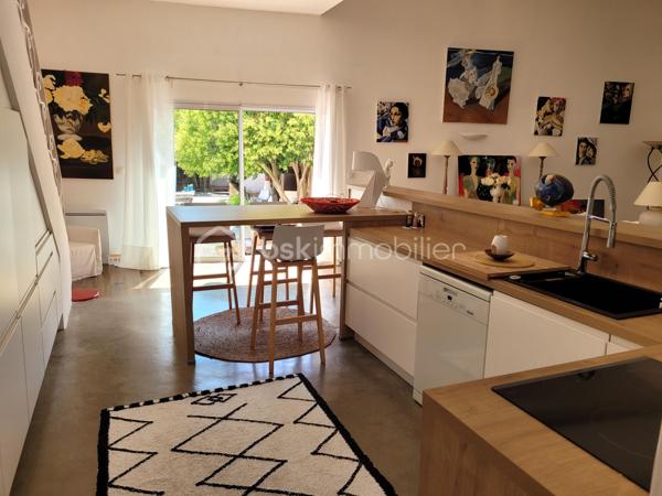 SALLES-D'AUDE – MAISON VIGNERONNE RÉNOVÉE DE 180 M² – 5 CHAMBRES – 2 SUITES PARENTALES – JARDIN SANS VIS-ÀVIS - PISCINE - PARCELLE DE 376 M²

À seulement 15 minutes de Narbonne et 10 minutes des plages, au cœur d'un village disposant de toutes les commodités, découvrez cette
magnifique maison vigneronne de caractère entièrement rénovée avec goût, offrant 180 m² habitables sur une parcelle de 376 m².
Située dans une impasse calme et peu passante, cette maison traversante bénéficie également d'un second accès côté rue et offre un cadre
de vie privilégié alliant confort, volumes et intimité.

Un intérieur spacieux et lumineux

Laissez vous séduire par une superbe pièce de vie de 65 m², baignée de lumière, avec une belle hauteur sous plafond et un accès direct à la
terrasse et au jardin.
La cuisine sur mesure, entièrement équipée, s'intègre parfaitement à cet espace convivial pensé pour recevoir famille et amis.
Le rez-de-chaussée accueille également une première suite parentale avec douche à l'italienne et toilettes privatives.

Espace nuit
À l'étage, vous découvrirez :
• Une seconde suite parentale d'environ 30 m², disposant de nombreux rangements et de sa salle d'eau privative
• Trois grandes chambres de 14 m², 14 m² et 15 m²
• Une troisième salle d'eau
• Un WC indépendant

Des extérieurs propices à la détente
À l'avant de la maison, un espace privatif permet le stationnement de plusieurs véhicules.
À l'arrière, vous profiterez d'un agréable jardin sans vis-à-vis, véritable cocon de tranquillité, comprenant :
• Une terrasse
• Une pergola
• Un salon d'été
• Un barbecue
• Une piscine hors sol de 3,30 m x 2,30 m équipée de sa pompe
L'endroit idéal pour partager de beaux moments en famille ou entre amis.

Les prestations
 Rénovation de qualité
 Menuiseries en double vitrage
 Isolation refaite récemment
 Maison traversante
 5 chambres
 2 suites parentales
 3 salles d'eau
 Grande pièce de vie de 65 m²
 Cuisine équipée sur mesure
 Jardin intime sans vis-à-vis
 Piscine hors sol
 Stationnement privatif
 Secteur calme

 Taxe foncière : 1 352 €

Une maison familiale aux volumes généreux, alliant le charme de l'ancien et le confort moderne, dans un environnement recherché à
proximité de Narbonne et du littoral.

Une visite s'impose ! Contactez-moi dès aujourd'hui pour découvrir ce bien qui pourrait bien être votre prochain coup de cœur