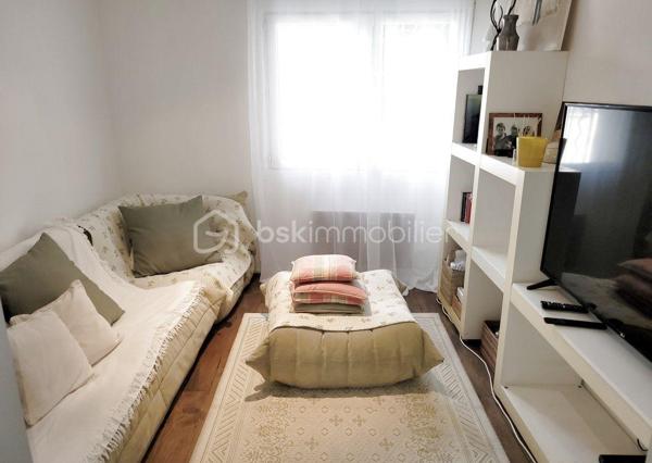 SALLES-D'AUDE – MAISON VIGNERONNE RÉNOVÉE DE 180 M² – 5 CHAMBRES – 2 SUITES PARENTALES – JARDIN SANS VIS-ÀVIS - PISCINE - PARCELLE DE 376 M²

À seulement 15 minutes de Narbonne et 10 minutes des plages, au cœur d'un village disposant de toutes les commodités, découvrez cette
magnifique maison vigneronne de caractère entièrement rénovée avec goût, offrant 180 m² habitables sur une parcelle de 376 m².
Située dans une impasse calme et peu passante, cette maison traversante bénéficie également d'un second accès côté rue et offre un cadre
de vie privilégié alliant confort, volumes et intimité.

Un intérieur spacieux et lumineux

Laissez vous séduire par une superbe pièce de vie de 65 m², baignée de lumière, avec une belle hauteur sous plafond et un accès direct à la
terrasse et au jardin.
La cuisine sur mesure, entièrement équipée, s'intègre parfaitement à cet espace convivial pensé pour recevoir famille et amis.
Le rez-de-chaussée accueille également une première suite parentale avec douche à l'italienne et toilettes privatives.

Espace nuit
À l'étage, vous découvrirez :
• Une seconde suite parentale d'environ 30 m², disposant de nombreux rangements et de sa salle d'eau privative
• Trois grandes chambres de 14 m², 14 m² et 15 m²
• Une troisième salle d'eau
• Un WC indépendant

Des extérieurs propices à la détente
À l'avant de la maison, un espace privatif permet le stationnement de plusieurs véhicules.
À l'arrière, vous profiterez d'un agréable jardin sans vis-à-vis, véritable cocon de tranquillité, comprenant :
• Une terrasse
• Une pergola
• Un salon d'été
• Un barbecue
• Une piscine hors sol de 3,30 m x 2,30 m équipée de sa pompe
L'endroit idéal pour partager de beaux moments en famille ou entre amis.

Les prestations
 Rénovation de qualité
 Menuiseries en double vitrage
 Isolation refaite récemment
 Maison traversante
 5 chambres
 2 suites parentales
 3 salles d'eau
 Grande pièce de vie de 65 m²
 Cuisine équipée sur mesure
 Jardin intime sans vis-à-vis
 Piscine hors sol
 Stationnement privatif
 Secteur calme

 Taxe foncière : 1 352 €

Une maison familiale aux volumes généreux, alliant le charme de l'ancien et le confort moderne, dans un environnement recherché à
proximité de Narbonne et du littoral.

Une visite s'impose ! Contactez-moi dès aujourd'hui pour découvrir ce bien qui pourrait bien être votre prochain coup de cœur