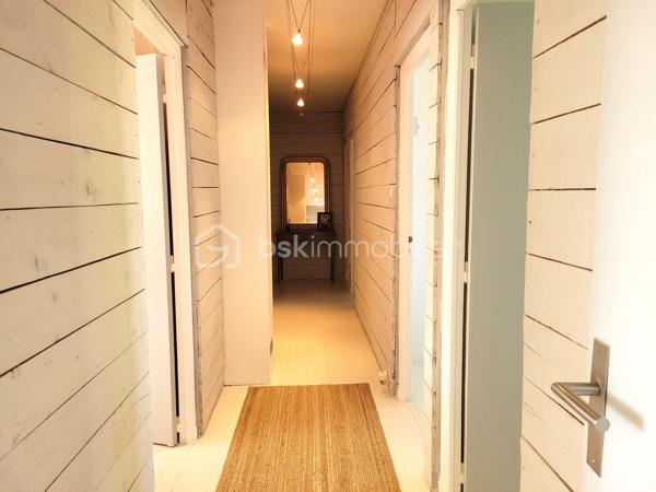 SALLES-D'AUDE – MAISON VIGNERONNE RÉNOVÉE DE 180 M² – 5 CHAMBRES – 2 SUITES PARENTALES – JARDIN SANS VIS-ÀVIS - PISCINE - PARCELLE DE 376 M²

À seulement 15 minutes de Narbonne et 10 minutes des plages, au cœur d'un village disposant de toutes les commodités, découvrez cette
magnifique maison vigneronne de caractère entièrement rénovée avec goût, offrant 180 m² habitables sur une parcelle de 376 m².
Située dans une impasse calme et peu passante, cette maison traversante bénéficie également d'un second accès côté rue et offre un cadre
de vie privilégié alliant confort, volumes et intimité.

Un intérieur spacieux et lumineux

Laissez vous séduire par une superbe pièce de vie de 65 m², baignée de lumière, avec une belle hauteur sous plafond et un accès direct à la
terrasse et au jardin.
La cuisine sur mesure, entièrement équipée, s'intègre parfaitement à cet espace convivial pensé pour recevoir famille et amis.
Le rez-de-chaussée accueille également une première suite parentale avec douche à l'italienne et toilettes privatives.

Espace nuit
À l'étage, vous découvrirez :
• Une seconde suite parentale d'environ 30 m², disposant de nombreux rangements et de sa salle d'eau privative
• Trois grandes chambres de 14 m², 14 m² et 15 m²
• Une troisième salle d'eau
• Un WC indépendant

Des extérieurs propices à la détente
À l'avant de la maison, un espace privatif permet le stationnement de plusieurs véhicules.
À l'arrière, vous profiterez d'un agréable jardin sans vis-à-vis, véritable cocon de tranquillité, comprenant :
• Une terrasse
• Une pergola
• Un salon d'été
• Un barbecue
• Une piscine hors sol de 3,30 m x 2,30 m équipée de sa pompe
L'endroit idéal pour partager de beaux moments en famille ou entre amis.

Les prestations
 Rénovation de qualité
 Menuiseries en double vitrage
 Isolation refaite récemment
 Maison traversante
 5 chambres
 2 suites parentales
 3 salles d'eau
 Grande pièce de vie de 65 m²
 Cuisine équipée sur mesure
 Jardin intime sans vis-à-vis
 Piscine hors sol
 Stationnement privatif
 Secteur calme

 Taxe foncière : 1 352 €

Une maison familiale aux volumes généreux, alliant le charme de l'ancien et le confort moderne, dans un environnement recherché à
proximité de Narbonne et du littoral.

Une visite s'impose ! Contactez-moi dès aujourd'hui pour découvrir ce bien qui pourrait bien être votre prochain coup de cœur