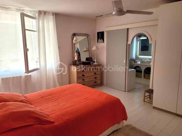 SALLES-D'AUDE – MAISON VIGNERONNE RÉNOVÉE DE 180 M² – 5 CHAMBRES – 2 SUITES PARENTALES – JARDIN SANS VIS-ÀVIS - PISCINE - PARCELLE DE 376 M²

À seulement 15 minutes de Narbonne et 10 minutes des plages, au cœur d'un village disposant de toutes les commodités, découvrez cette
magnifique maison vigneronne de caractère entièrement rénovée avec goût, offrant 180 m² habitables sur une parcelle de 376 m².
Située dans une impasse calme et peu passante, cette maison traversante bénéficie également d'un second accès côté rue et offre un cadre
de vie privilégié alliant confort, volumes et intimité.

Un intérieur spacieux et lumineux

Laissez vous séduire par une superbe pièce de vie de 65 m², baignée de lumière, avec une belle hauteur sous plafond et un accès direct à la
terrasse et au jardin.
La cuisine sur mesure, entièrement équipée, s'intègre parfaitement à cet espace convivial pensé pour recevoir famille et amis.
Le rez-de-chaussée accueille également une première suite parentale avec douche à l'italienne et toilettes privatives.

Espace nuit
À l'étage, vous découvrirez :
• Une seconde suite parentale d'environ 30 m², disposant de nombreux rangements et de sa salle d'eau privative
• Trois grandes chambres de 14 m², 14 m² et 15 m²
• Une troisième salle d'eau
• Un WC indépendant

Des extérieurs propices à la détente
À l'avant de la maison, un espace privatif permet le stationnement de plusieurs véhicules.
À l'arrière, vous profiterez d'un agréable jardin sans vis-à-vis, véritable cocon de tranquillité, comprenant :
• Une terrasse
• Une pergola
• Un salon d'été
• Un barbecue
• Une piscine hors sol de 3,30 m x 2,30 m équipée de sa pompe
L'endroit idéal pour partager de beaux moments en famille ou entre amis.

Les prestations
 Rénovation de qualité
 Menuiseries en double vitrage
 Isolation refaite récemment
 Maison traversante
 5 chambres
 2 suites parentales
 3 salles d'eau
 Grande pièce de vie de 65 m²
 Cuisine équipée sur mesure
 Jardin intime sans vis-à-vis
 Piscine hors sol
 Stationnement privatif
 Secteur calme

 Taxe foncière : 1 352 €

Une maison familiale aux volumes généreux, alliant le charme de l'ancien et le confort moderne, dans un environnement recherché à
proximité de Narbonne et du littoral.

Une visite s'impose ! Contactez-moi dès aujourd'hui pour découvrir ce bien qui pourrait bien être votre prochain coup de cœur