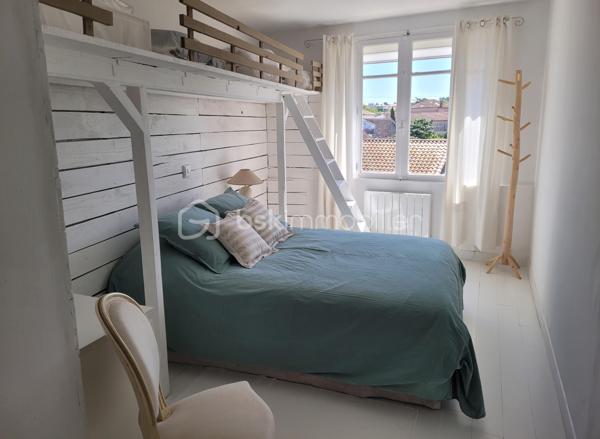 SALLES-D'AUDE – MAISON VIGNERONNE RÉNOVÉE DE 180 M² – 5 CHAMBRES – 2 SUITES PARENTALES – JARDIN SANS VIS-ÀVIS - PISCINE - PARCELLE DE 376 M²

À seulement 15 minutes de Narbonne et 10 minutes des plages, au cœur d'un village disposant de toutes les commodités, découvrez cette
magnifique maison vigneronne de caractère entièrement rénovée avec goût, offrant 180 m² habitables sur une parcelle de 376 m².
Située dans une impasse calme et peu passante, cette maison traversante bénéficie également d'un second accès côté rue et offre un cadre
de vie privilégié alliant confort, volumes et intimité.

Un intérieur spacieux et lumineux

Laissez vous séduire par une superbe pièce de vie de 65 m², baignée de lumière, avec une belle hauteur sous plafond et un accès direct à la
terrasse et au jardin.
La cuisine sur mesure, entièrement équipée, s'intègre parfaitement à cet espace convivial pensé pour recevoir famille et amis.
Le rez-de-chaussée accueille également une première suite parentale avec douche à l'italienne et toilettes privatives.

Espace nuit
À l'étage, vous découvrirez :
• Une seconde suite parentale d'environ 30 m², disposant de nombreux rangements et de sa salle d'eau privative
• Trois grandes chambres de 14 m², 14 m² et 15 m²
• Une troisième salle d'eau
• Un WC indépendant

Des extérieurs propices à la détente
À l'avant de la maison, un espace privatif permet le stationnement de plusieurs véhicules.
À l'arrière, vous profiterez d'un agréable jardin sans vis-à-vis, véritable cocon de tranquillité, comprenant :
• Une terrasse
• Une pergola
• Un salon d'été
• Un barbecue
• Une piscine hors sol de 3,30 m x 2,30 m équipée de sa pompe
L'endroit idéal pour partager de beaux moments en famille ou entre amis.

Les prestations
 Rénovation de qualité
 Menuiseries en double vitrage
 Isolation refaite récemment
 Maison traversante
 5 chambres
 2 suites parentales
 3 salles d'eau
 Grande pièce de vie de 65 m²
 Cuisine équipée sur mesure
 Jardin intime sans vis-à-vis
 Piscine hors sol
 Stationnement privatif
 Secteur calme

 Taxe foncière : 1 352 €

Une maison familiale aux volumes généreux, alliant le charme de l'ancien et le confort moderne, dans un environnement recherché à
proximité de Narbonne et du littoral.

Une visite s'impose ! Contactez-moi dès aujourd'hui pour découvrir ce bien qui pourrait bien être votre prochain coup de cœur