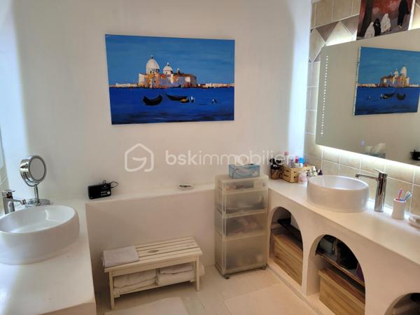 SALLES-D'AUDE – MAISON VIGNERONNE RÉNOVÉE DE 180 M² – 5 CHAMBRES – 2 SUITES PARENTALES – JARDIN SANS VIS-ÀVIS - PISCINE - PARCELLE DE 376 M²

À seulement 15 minutes de Narbonne et 10 minutes des plages, au cœur d'un village disposant de toutes les commodités, découvrez cette
magnifique maison vigneronne de caractère entièrement rénovée avec goût, offrant 180 m² habitables sur une parcelle de 376 m².
Située dans une impasse calme et peu passante, cette maison traversante bénéficie également d'un second accès côté rue et offre un cadre
de vie privilégié alliant confort, volumes et intimité.

Un intérieur spacieux et lumineux

Laissez vous séduire par une superbe pièce de vie de 65 m², baignée de lumière, avec une belle hauteur sous plafond et un accès direct à la
terrasse et au jardin.
La cuisine sur mesure, entièrement équipée, s'intègre parfaitement à cet espace convivial pensé pour recevoir famille et amis.
Le rez-de-chaussée accueille également une première suite parentale avec douche à l'italienne et toilettes privatives.

Espace nuit
À l'étage, vous découvrirez :
• Une seconde suite parentale d'environ 30 m², disposant de nombreux rangements et de sa salle d'eau privative
• Trois grandes chambres de 14 m², 14 m² et 15 m²
• Une troisième salle d'eau
• Un WC indépendant

Des extérieurs propices à la détente
À l'avant de la maison, un espace privatif permet le stationnement de plusieurs véhicules.
À l'arrière, vous profiterez d'un agréable jardin sans vis-à-vis, véritable cocon de tranquillité, comprenant :
• Une terrasse
• Une pergola
• Un salon d'été
• Un barbecue
• Une piscine hors sol de 3,30 m x 2,30 m équipée de sa pompe
L'endroit idéal pour partager de beaux moments en famille ou entre amis.

Les prestations
 Rénovation de qualité
 Menuiseries en double vitrage
 Isolation refaite récemment
 Maison traversante
 5 chambres
 2 suites parentales
 3 salles d'eau
 Grande pièce de vie de 65 m²
 Cuisine équipée sur mesure
 Jardin intime sans vis-à-vis
 Piscine hors sol
 Stationnement privatif
 Secteur calme

 Taxe foncière : 1 352 €

Une maison familiale aux volumes généreux, alliant le charme de l'ancien et le confort moderne, dans un environnement recherché à
proximité de Narbonne et du littoral.

Une visite s'impose ! Contactez-moi dès aujourd'hui pour découvrir ce bien qui pourrait bien être votre prochain coup de cœur