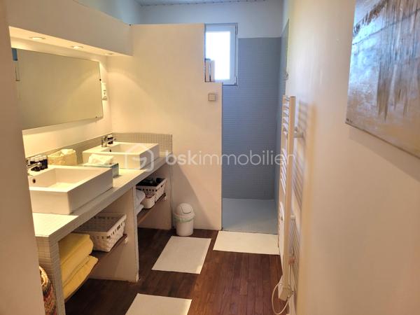 SALLES-D'AUDE – MAISON VIGNERONNE RÉNOVÉE DE 180 M² – 5 CHAMBRES – 2 SUITES PARENTALES – JARDIN SANS VIS-ÀVIS - PISCINE - PARCELLE DE 376 M²

À seulement 15 minutes de Narbonne et 10 minutes des plages, au cœur d'un village disposant de toutes les commodités, découvrez cette
magnifique maison vigneronne de caractère entièrement rénovée avec goût, offrant 180 m² habitables sur une parcelle de 376 m².
Située dans une impasse calme et peu passante, cette maison traversante bénéficie également d'un second accès côté rue et offre un cadre
de vie privilégié alliant confort, volumes et intimité.

Un intérieur spacieux et lumineux

Laissez vous séduire par une superbe pièce de vie de 65 m², baignée de lumière, avec une belle hauteur sous plafond et un accès direct à la
terrasse et au jardin.
La cuisine sur mesure, entièrement équipée, s'intègre parfaitement à cet espace convivial pensé pour recevoir famille et amis.
Le rez-de-chaussée accueille également une première suite parentale avec douche à l'italienne et toilettes privatives.

Espace nuit
À l'étage, vous découvrirez :
• Une seconde suite parentale d'environ 30 m², disposant de nombreux rangements et de sa salle d'eau privative
• Trois grandes chambres de 14 m², 14 m² et 15 m²
• Une troisième salle d'eau
• Un WC indépendant

Des extérieurs propices à la détente
À l'avant de la maison, un espace privatif permet le stationnement de plusieurs véhicules.
À l'arrière, vous profiterez d'un agréable jardin sans vis-à-vis, véritable cocon de tranquillité, comprenant :
• Une terrasse
• Une pergola
• Un salon d'été
• Un barbecue
• Une piscine hors sol de 3,30 m x 2,30 m équipée de sa pompe
L'endroit idéal pour partager de beaux moments en famille ou entre amis.

Les prestations
 Rénovation de qualité
 Menuiseries en double vitrage
 Isolation refaite récemment
 Maison traversante
 5 chambres
 2 suites parentales
 3 salles d'eau
 Grande pièce de vie de 65 m²
 Cuisine équipée sur mesure
 Jardin intime sans vis-à-vis
 Piscine hors sol
 Stationnement privatif
 Secteur calme

 Taxe foncière : 1 352 €

Une maison familiale aux volumes généreux, alliant le charme de l'ancien et le confort moderne, dans un environnement recherché à
proximité de Narbonne et du littoral.

Une visite s'impose ! Contactez-moi dès aujourd'hui pour découvrir ce bien qui pourrait bien être votre prochain coup de cœur