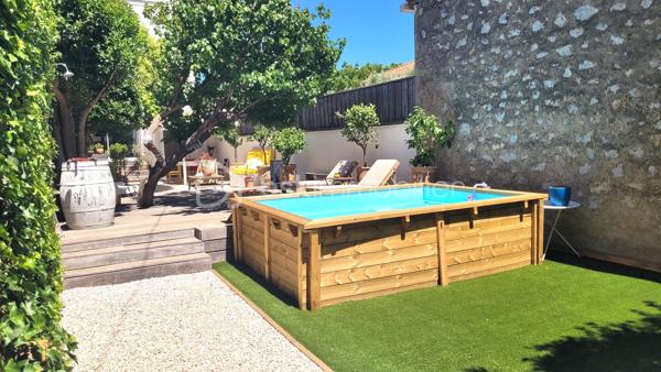 SALLES-D'AUDE – MAISON VIGNERONNE RÉNOVÉE DE 180 M² – 5 CHAMBRES – 2 SUITES PARENTALES – JARDIN SANS VIS-ÀVIS - PISCINE - PARCELLE DE 376 M²

À seulement 15 minutes de Narbonne et 10 minutes des plages, au cœur d'un village disposant de toutes les commodités, découvrez cette
magnifique maison vigneronne de caractère entièrement rénovée avec goût, offrant 180 m² habitables sur une parcelle de 376 m².
Située dans une impasse calme et peu passante, cette maison traversante bénéficie également d'un second accès côté rue et offre un cadre
de vie privilégié alliant confort, volumes et intimité.

Un intérieur spacieux et lumineux

Laissez vous séduire par une superbe pièce de vie de 65 m², baignée de lumière, avec une belle hauteur sous plafond et un accès direct à la
terrasse et au jardin.
La cuisine sur mesure, entièrement équipée, s'intègre parfaitement à cet espace convivial pensé pour recevoir famille et amis.
Le rez-de-chaussée accueille également une première suite parentale avec douche à l'italienne et toilettes privatives.

Espace nuit
À l'étage, vous découvrirez :
• Une seconde suite parentale d'environ 30 m², disposant de nombreux rangements et de sa salle d'eau privative
• Trois grandes chambres de 14 m², 14 m² et 15 m²
• Une troisième salle d'eau
• Un WC indépendant

Des extérieurs propices à la détente
À l'avant de la maison, un espace privatif permet le stationnement de plusieurs véhicules.
À l'arrière, vous profiterez d'un agréable jardin sans vis-à-vis, véritable cocon de tranquillité, comprenant :
• Une terrasse
• Une pergola
• Un salon d'été
• Un barbecue
• Une piscine hors sol de 3,30 m x 2,30 m équipée de sa pompe
L'endroit idéal pour partager de beaux moments en famille ou entre amis.

Les prestations
 Rénovation de qualité
 Menuiseries en double vitrage
 Isolation refaite récemment
 Maison traversante
 5 chambres
 2 suites parentales
 3 salles d'eau
 Grande pièce de vie de 65 m²
 Cuisine équipée sur mesure
 Jardin intime sans vis-à-vis
 Piscine hors sol
 Stationnement privatif
 Secteur calme

 Taxe foncière : 1 352 €

Une maison familiale aux volumes généreux, alliant le charme de l'ancien et le confort moderne, dans un environnement recherché à
proximité de Narbonne et du littoral.

Une visite s'impose ! Contactez-moi dès aujourd'hui pour découvrir ce bien qui pourrait bien être votre prochain coup de cœur