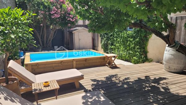 SALLES-D'AUDE – MAISON VIGNERONNE RÉNOVÉE DE 180 M² – 5 CHAMBRES – 2 SUITES PARENTALES – JARDIN SANS VIS-ÀVIS - PISCINE - PARCELLE DE 376 M²

À seulement 15 minutes de Narbonne et 10 minutes des plages, au cœur d'un village disposant de toutes les commodités, découvrez cette
magnifique maison vigneronne de caractère entièrement rénovée avec goût, offrant 180 m² habitables sur une parcelle de 376 m².
Située dans une impasse calme et peu passante, cette maison traversante bénéficie également d'un second accès côté rue et offre un cadre
de vie privilégié alliant confort, volumes et intimité.

Un intérieur spacieux et lumineux

Laissez vous séduire par une superbe pièce de vie de 65 m², baignée de lumière, avec une belle hauteur sous plafond et un accès direct à la
terrasse et au jardin.
La cuisine sur mesure, entièrement équipée, s'intègre parfaitement à cet espace convivial pensé pour recevoir famille et amis.
Le rez-de-chaussée accueille également une première suite parentale avec douche à l'italienne et toilettes privatives.

Espace nuit
À l'étage, vous découvrirez :
• Une seconde suite parentale d'environ 30 m², disposant de nombreux rangements et de sa salle d'eau privative
• Trois grandes chambres de 14 m², 14 m² et 15 m²
• Une troisième salle d'eau
• Un WC indépendant

Des extérieurs propices à la détente
À l'avant de la maison, un espace privatif permet le stationnement de plusieurs véhicules.
À l'arrière, vous profiterez d'un agréable jardin sans vis-à-vis, véritable cocon de tranquillité, comprenant :
• Une terrasse
• Une pergola
• Un salon d'été
• Un barbecue
• Une piscine hors sol de 3,30 m x 2,30 m équipée de sa pompe
L'endroit idéal pour partager de beaux moments en famille ou entre amis.

Les prestations
 Rénovation de qualité
 Menuiseries en double vitrage
 Isolation refaite récemment
 Maison traversante
 5 chambres
 2 suites parentales
 3 salles d'eau
 Grande pièce de vie de 65 m²
 Cuisine équipée sur mesure
 Jardin intime sans vis-à-vis
 Piscine hors sol
 Stationnement privatif
 Secteur calme

 Taxe foncière : 1 352 €

Une maison familiale aux volumes généreux, alliant le charme de l'ancien et le confort moderne, dans un environnement recherché à
proximité de Narbonne et du littoral.

Une visite s'impose ! Contactez-moi dès aujourd'hui pour découvrir ce bien qui pourrait bien être votre prochain coup de cœur