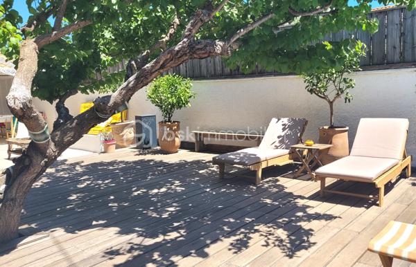 SALLES-D'AUDE – MAISON VIGNERONNE RÉNOVÉE DE 180 M² – 5 CHAMBRES – 2 SUITES PARENTALES – JARDIN SANS VIS-ÀVIS - PISCINE - PARCELLE DE 376 M²

À seulement 15 minutes de Narbonne et 10 minutes des plages, au cœur d'un village disposant de toutes les commodités, découvrez cette
magnifique maison vigneronne de caractère entièrement rénovée avec goût, offrant 180 m² habitables sur une parcelle de 376 m².
Située dans une impasse calme et peu passante, cette maison traversante bénéficie également d'un second accès côté rue et offre un cadre
de vie privilégié alliant confort, volumes et intimité.

Un intérieur spacieux et lumineux

Laissez vous séduire par une superbe pièce de vie de 65 m², baignée de lumière, avec une belle hauteur sous plafond et un accès direct à la
terrasse et au jardin.
La cuisine sur mesure, entièrement équipée, s'intègre parfaitement à cet espace convivial pensé pour recevoir famille et amis.
Le rez-de-chaussée accueille également une première suite parentale avec douche à l'italienne et toilettes privatives.

Espace nuit
À l'étage, vous découvrirez :
• Une seconde suite parentale d'environ 30 m², disposant de nombreux rangements et de sa salle d'eau privative
• Trois grandes chambres de 14 m², 14 m² et 15 m²
• Une troisième salle d'eau
• Un WC indépendant

Des extérieurs propices à la détente
À l'avant de la maison, un espace privatif permet le stationnement de plusieurs véhicules.
À l'arrière, vous profiterez d'un agréable jardin sans vis-à-vis, véritable cocon de tranquillité, comprenant :
• Une terrasse
• Une pergola
• Un salon d'été
• Un barbecue
• Une piscine hors sol de 3,30 m x 2,30 m équipée de sa pompe
L'endroit idéal pour partager de beaux moments en famille ou entre amis.

Les prestations
 Rénovation de qualité
 Menuiseries en double vitrage
 Isolation refaite récemment
 Maison traversante
 5 chambres
 2 suites parentales
 3 salles d'eau
 Grande pièce de vie de 65 m²
 Cuisine équipée sur mesure
 Jardin intime sans vis-à-vis
 Piscine hors sol
 Stationnement privatif
 Secteur calme

 Taxe foncière : 1 352 €

Une maison familiale aux volumes généreux, alliant le charme de l'ancien et le confort moderne, dans un environnement recherché à
proximité de Narbonne et du littoral.

Une visite s'impose ! Contactez-moi dès aujourd'hui pour découvrir ce bien qui pourrait bien être votre prochain coup de cœur