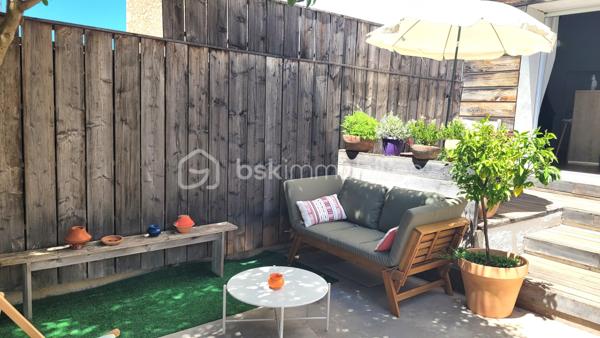 SALLES-D'AUDE – MAISON VIGNERONNE RÉNOVÉE DE 180 M² – 5 CHAMBRES – 2 SUITES PARENTALES – JARDIN SANS VIS-ÀVIS - PISCINE - PARCELLE DE 376 M²

À seulement 15 minutes de Narbonne et 10 minutes des plages, au cœur d'un village disposant de toutes les commodités, découvrez cette
magnifique maison vigneronne de caractère entièrement rénovée avec goût, offrant 180 m² habitables sur une parcelle de 376 m².
Située dans une impasse calme et peu passante, cette maison traversante bénéficie également d'un second accès côté rue et offre un cadre
de vie privilégié alliant confort, volumes et intimité.

Un intérieur spacieux et lumineux

Laissez vous séduire par une superbe pièce de vie de 65 m², baignée de lumière, avec une belle hauteur sous plafond et un accès direct à la
terrasse et au jardin.
La cuisine sur mesure, entièrement équipée, s'intègre parfaitement à cet espace convivial pensé pour recevoir famille et amis.
Le rez-de-chaussée accueille également une première suite parentale avec douche à l'italienne et toilettes privatives.

Espace nuit
À l'étage, vous découvrirez :
• Une seconde suite parentale d'environ 30 m², disposant de nombreux rangements et de sa salle d'eau privative
• Trois grandes chambres de 14 m², 14 m² et 15 m²
• Une troisième salle d'eau
• Un WC indépendant

Des extérieurs propices à la détente
À l'avant de la maison, un espace privatif permet le stationnement de plusieurs véhicules.
À l'arrière, vous profiterez d'un agréable jardin sans vis-à-vis, véritable cocon de tranquillité, comprenant :
• Une terrasse
• Une pergola
• Un salon d'été
• Un barbecue
• Une piscine hors sol de 3,30 m x 2,30 m équipée de sa pompe
L'endroit idéal pour partager de beaux moments en famille ou entre amis.

Les prestations
 Rénovation de qualité
 Menuiseries en double vitrage
 Isolation refaite récemment
 Maison traversante
 5 chambres
 2 suites parentales
 3 salles d'eau
 Grande pièce de vie de 65 m²
 Cuisine équipée sur mesure
 Jardin intime sans vis-à-vis
 Piscine hors sol
 Stationnement privatif
 Secteur calme

 Taxe foncière : 1 352 €

Une maison familiale aux volumes généreux, alliant le charme de l'ancien et le confort moderne, dans un environnement recherché à
proximité de Narbonne et du littoral.

Une visite s'impose ! Contactez-moi dès aujourd'hui pour découvrir ce bien qui pourrait bien être votre prochain coup de cœur