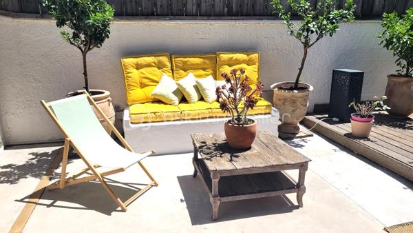 SALLES-D'AUDE – MAISON VIGNERONNE RÉNOVÉE DE 180 M² – 5 CHAMBRES – 2 SUITES PARENTALES – JARDIN SANS VIS-ÀVIS - PISCINE - PARCELLE DE 376 M²

À seulement 15 minutes de Narbonne et 10 minutes des plages, au cœur d'un village disposant de toutes les commodités, découvrez cette
magnifique maison vigneronne de caractère entièrement rénovée avec goût, offrant 180 m² habitables sur une parcelle de 376 m².
Située dans une impasse calme et peu passante, cette maison traversante bénéficie également d'un second accès côté rue et offre un cadre
de vie privilégié alliant confort, volumes et intimité.

Un intérieur spacieux et lumineux

Laissez vous séduire par une superbe pièce de vie de 65 m², baignée de lumière, avec une belle hauteur sous plafond et un accès direct à la
terrasse et au jardin.
La cuisine sur mesure, entièrement équipée, s'intègre parfaitement à cet espace convivial pensé pour recevoir famille et amis.
Le rez-de-chaussée accueille également une première suite parentale avec douche à l'italienne et toilettes privatives.

Espace nuit
À l'étage, vous découvrirez :
• Une seconde suite parentale d'environ 30 m², disposant de nombreux rangements et de sa salle d'eau privative
• Trois grandes chambres de 14 m², 14 m² et 15 m²
• Une troisième salle d'eau
• Un WC indépendant

Des extérieurs propices à la détente
À l'avant de la maison, un espace privatif permet le stationnement de plusieurs véhicules.
À l'arrière, vous profiterez d'un agréable jardin sans vis-à-vis, véritable cocon de tranquillité, comprenant :
• Une terrasse
• Une pergola
• Un salon d'été
• Un barbecue
• Une piscine hors sol de 3,30 m x 2,30 m équipée de sa pompe
L'endroit idéal pour partager de beaux moments en famille ou entre amis.

Les prestations
 Rénovation de qualité
 Menuiseries en double vitrage
 Isolation refaite récemment
 Maison traversante
 5 chambres
 2 suites parentales
 3 salles d'eau
 Grande pièce de vie de 65 m²
 Cuisine équipée sur mesure
 Jardin intime sans vis-à-vis
 Piscine hors sol
 Stationnement privatif
 Secteur calme

 Taxe foncière : 1 352 €

Une maison familiale aux volumes généreux, alliant le charme de l'ancien et le confort moderne, dans un environnement recherché à
proximité de Narbonne et du littoral.

Une visite s'impose ! Contactez-moi dès aujourd'hui pour découvrir ce bien qui pourrait bien être votre prochain coup de cœur
