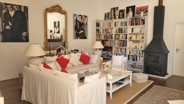 SALLES-D'AUDE – MAISON VIGNERONNE RÉNOVÉE DE 180 M² – 5 CHAMBRES – 2 SUITES PARENTALES – JARDIN SANS VIS-ÀVIS - PISCINE - PARCELLE DE 376 M²

À seulement 15 minutes de Narbonne et 10 minutes des plages, au cœur d'un village disposant de toutes les commodités, découvrez cette
magnifique maison vigneronne de caractère entièrement rénovée avec goût, offrant 180 m² habitables sur une parcelle de 376 m².
Située dans une impasse calme et peu passante, cette maison traversante bénéficie également d'un second accès côté rue et offre un cadre
de vie privilégié alliant confort, volumes et intimité.

Un intérieur spacieux et lumineux

Laissez vous séduire par une superbe pièce de vie de 65 m², baignée de lumière, avec une belle hauteur sous plafond et un accès direct à la
terrasse et au jardin.
La cuisine sur mesure, entièrement équipée, s'intègre parfaitement à cet espace convivial pensé pour recevoir famille et amis.
Le rez-de-chaussée accueille également une première suite parentale avec douche à l'italienne et toilettes privatives.

Espace nuit
À l'étage, vous découvrirez :
• Une seconde suite parentale d'environ 30 m², disposant de nombreux rangements et de sa salle d'eau privative
• Trois grandes chambres de 14 m², 14 m² et 15 m²
• Une troisième salle d'eau
• Un WC indépendant

Des extérieurs propices à la détente
À l'avant de la maison, un espace privatif permet le stationnement de plusieurs véhicules.
À l'arrière, vous profiterez d'un agréable jardin sans vis-à-vis, véritable cocon de tranquillité, comprenant :
• Une terrasse
• Une pergola
• Un salon d'été
• Un barbecue
• Une piscine hors sol de 3,30 m x 2,30 m équipée de sa pompe
L'endroit idéal pour partager de beaux moments en famille ou entre amis.

Les prestations
 Rénovation de qualité
 Menuiseries en double vitrage
 Isolation refaite récemment
 Maison traversante
 5 chambres
 2 suites parentales
 3 salles d'eau
 Grande pièce de vie de 65 m²
 Cuisine équipée sur mesure
 Jardin intime sans vis-à-vis
 Piscine hors sol
 Stationnement privatif
 Secteur calme

 Taxe foncière : 1 352 €

Une maison familiale aux volumes généreux, alliant le charme de l'ancien et le confort moderne, dans un environnement recherché à
proximité de Narbonne et du littoral.

Une visite s'impose ! Contactez-moi dès aujourd'hui pour découvrir ce bien qui pourrait bien être votre prochain coup de cœur