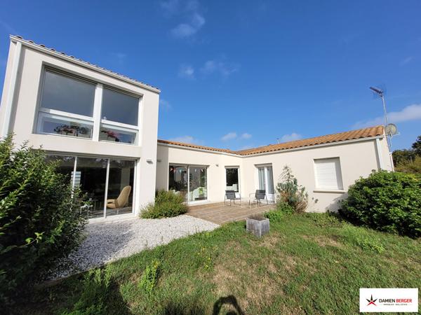 Belle maison contemporaine avec vue dégagée. Perigny