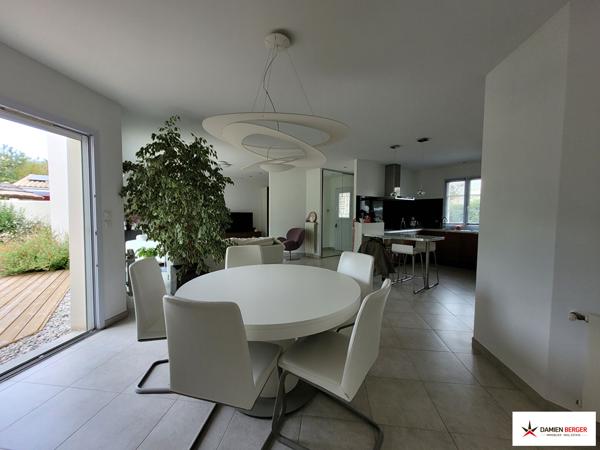Belle maison contemporaine avec vue dégagée. Perigny
