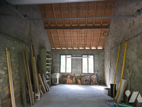 Jolie maison en pierres, habitable de suite, sur 1600m² de terrain clos